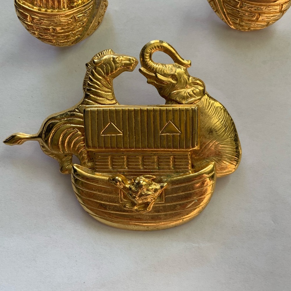 Premier Designs Gold Noah's Ark Brooch and Earrings Set - Picture 3 of 7